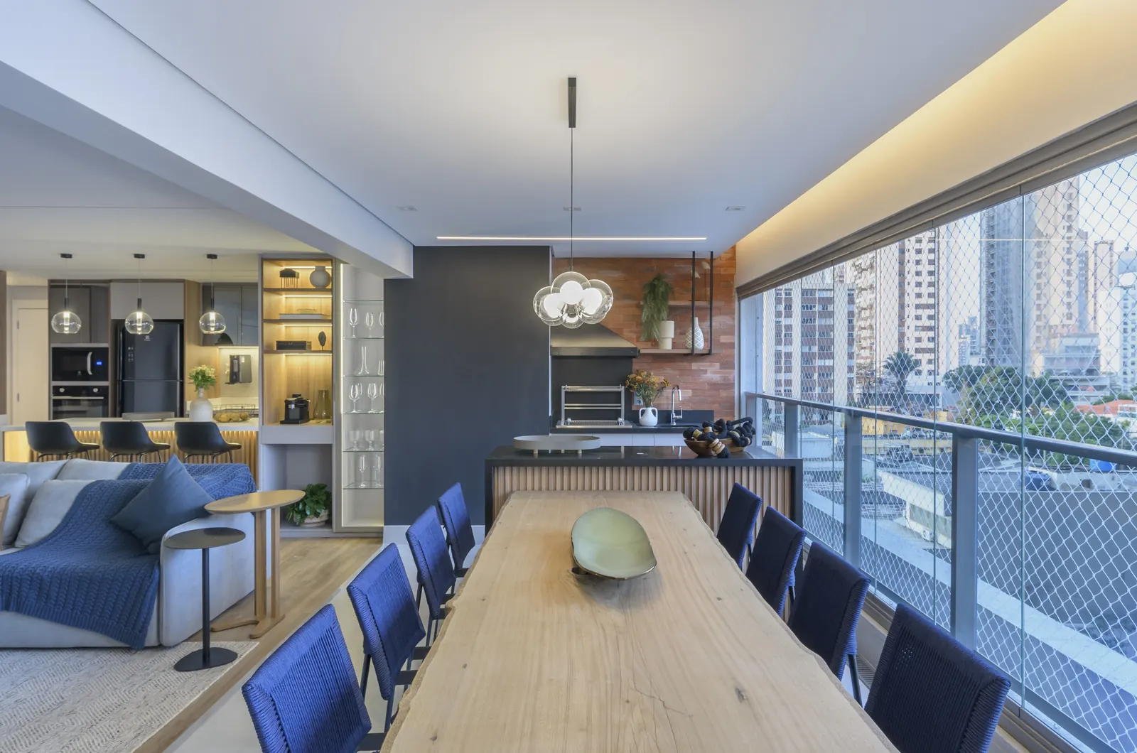 Sala de jantar integrada à varanda, com marcenaria sob medida e sanca iluminada