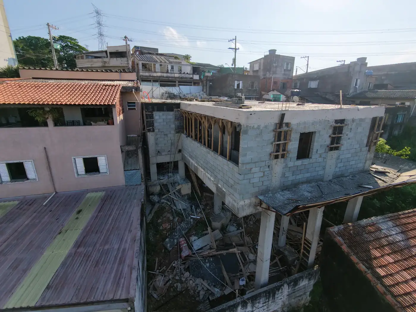 Vista aérea do prédio em construção, com a estrutura dos pavimentos subindo